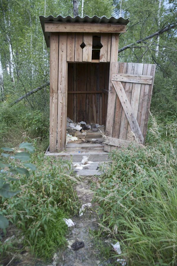 Сортир это. Деревенский уличный туалет. старый деревянный сортир. деревянный сельский туалет. старый деревянный туалет.