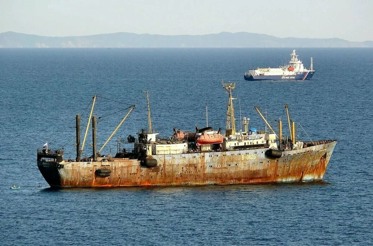 Рыболовные Траулеры БМРТ. Рыболовное судно БМРТ. Корабль БМРТ большой морозильный траулер. Большой траулер