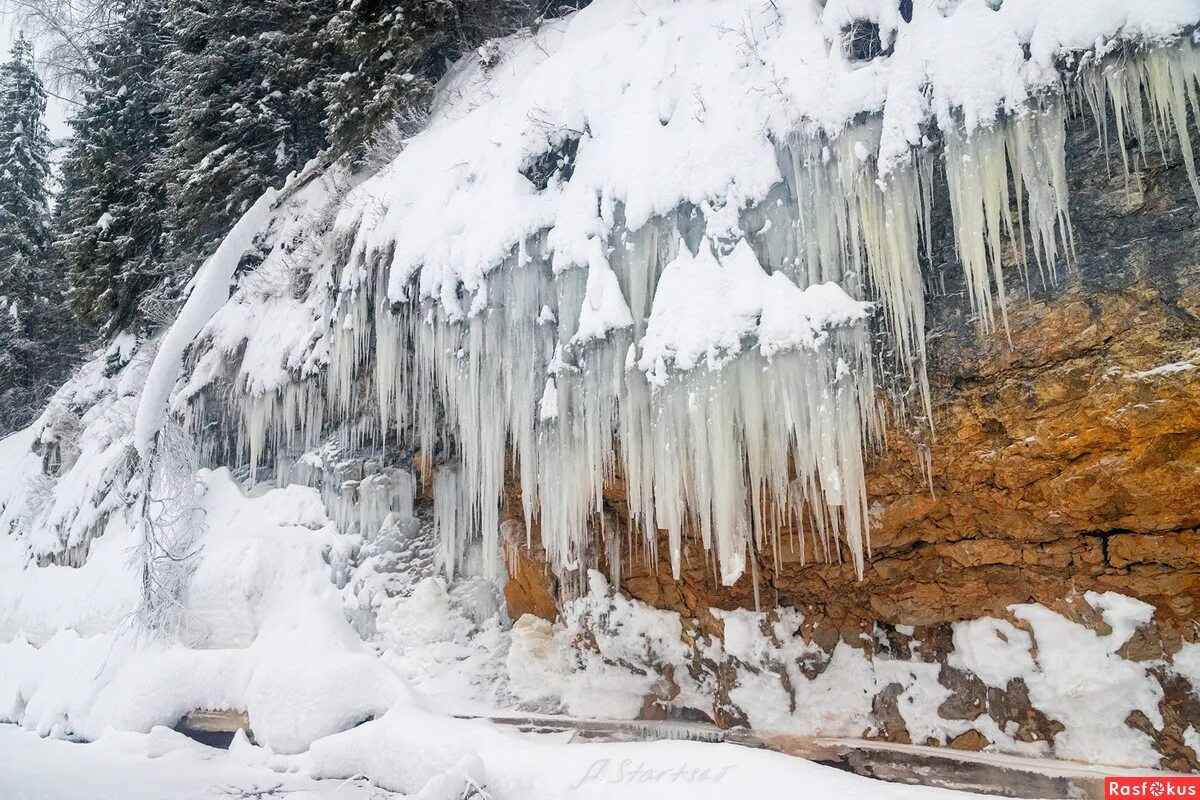 пещерные сосульки. сосулька камень. снег и лед в природе. сосулька камень. пещерный лед геология.