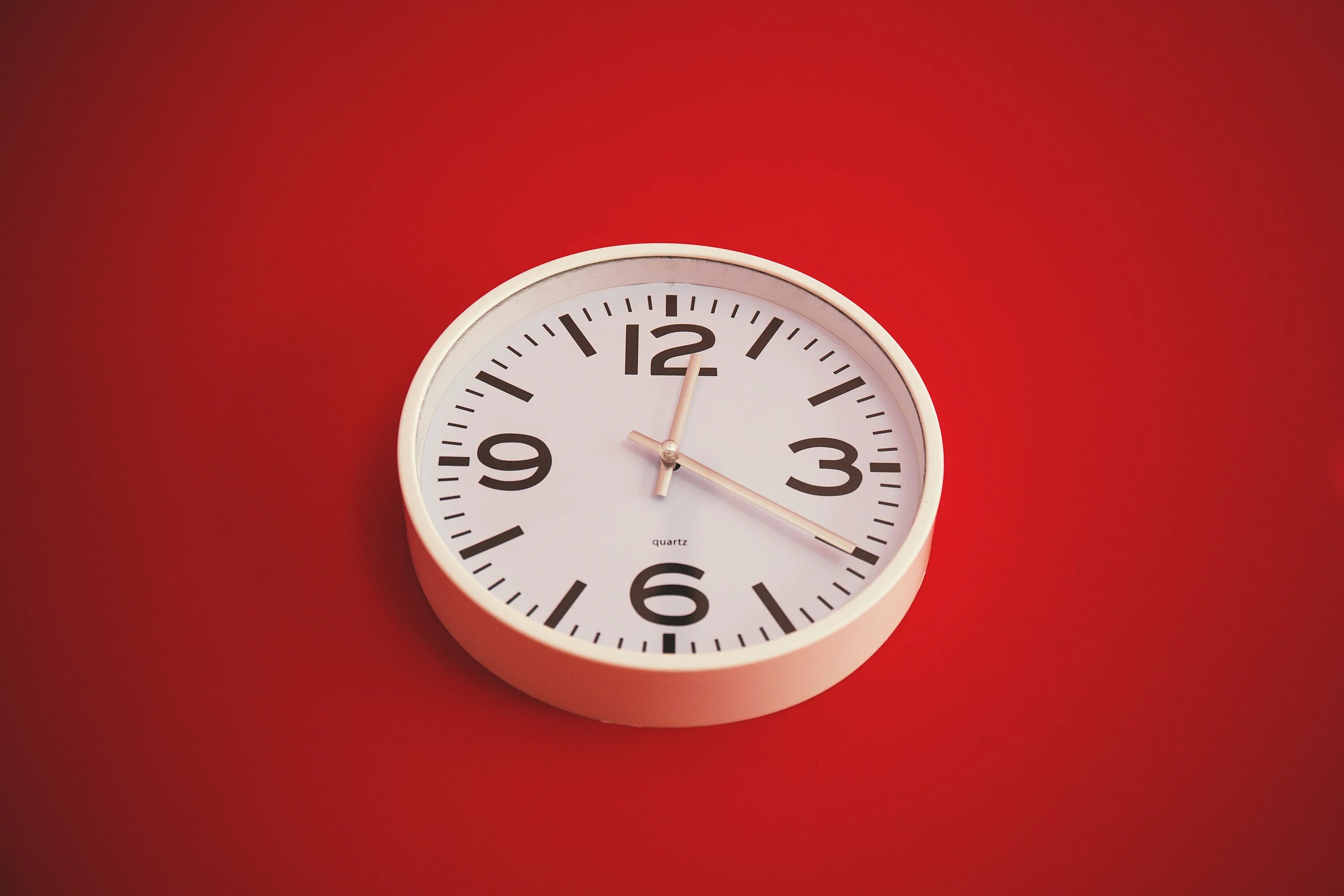 Время на рабочий стол. Часы на красивом фоне. Часы и время. Часы на Красном фоне. Часы на белом фоне.