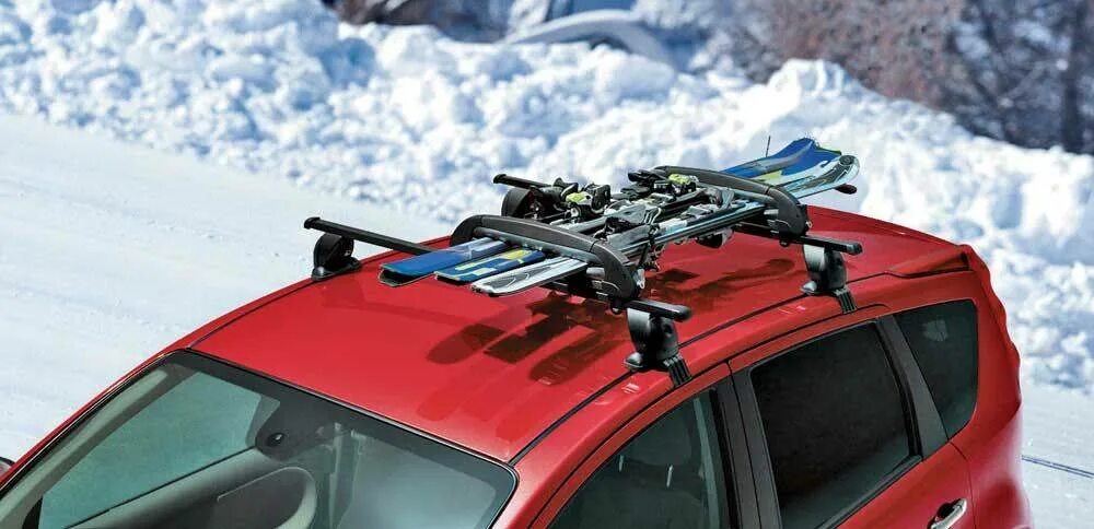 Крепится на крышу автомобиля. Багажник для сноуборда Thule на крышу Nissan-Note. Багажник для лыж для Вольво v90. Багажник для лыж на крышу Renault 7711420778. Багажник RB-250 крепеж лиж.