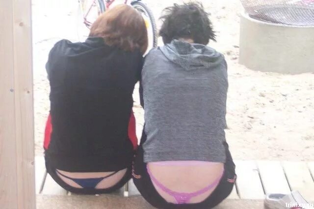 Стринги из под брюк. Любит носить стринги. Стринги тканевые. Женщины надевают стринги. Стринги.