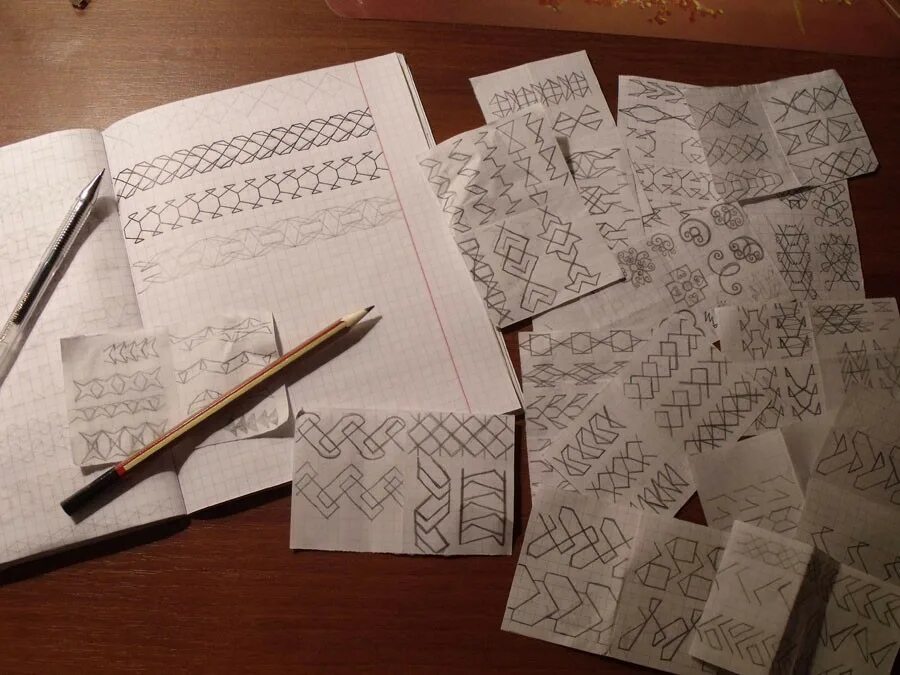 На таком же листе бумаги построили. Рисунки в тетради. Красивые рисунки на бумаге. Тетрадь с узорами. Тетрадь для рисования.