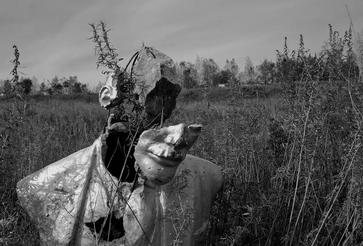 Деревенская фотосессия. Уайти уинн. Забытые богом (2017) godless. Священник на фоне церкви. Приход забытый.