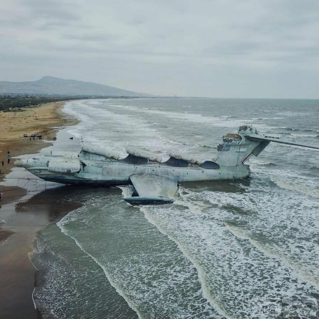 Каспий монстр экраноплан лунь. Экраноплан лунь в дагестане. Самолёт лунь дербент. Каспийский монстр лунь в дербенте. Самолет на берегу каспийского.