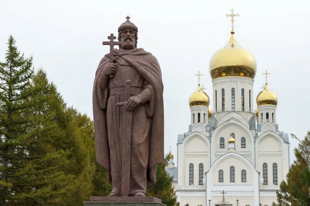 Памятник святой троице. Троицкий сквер Новосибирск. Памятник кн Владимиру в Новосибирске.