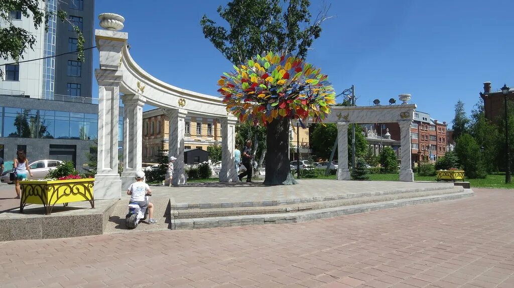 Арка тюмень. Тюмень арка на Цветном бульваре. Дерево счастья Тюмень. Скульптурная композиция дерево счастья Тюмень. Цветной бульвар Тюмень.