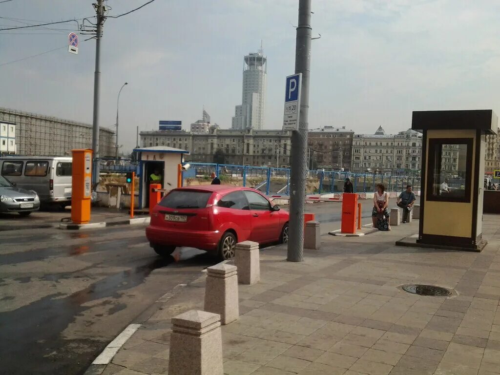 Стоянка на павелецком вокзале. Павелецкая плаза парк. Стоянка у павелецкого вокзала для инвалидов. Москва площадь павелецкого вокзала. Павелецкая площадь парковка.