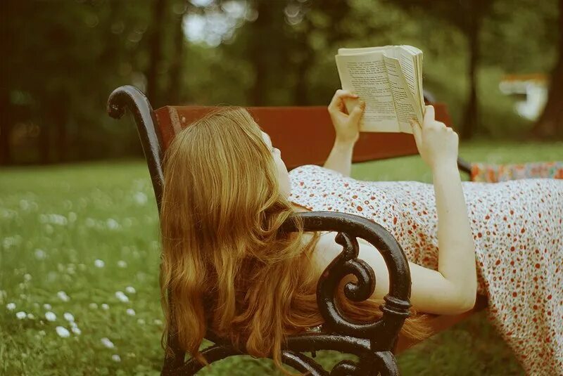 Книга в руках. Читатели в библиотеке. Книга в руках. Вы это читали. Лето с книгой.