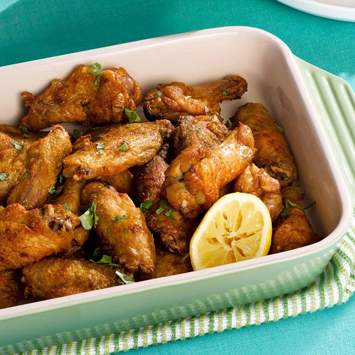 Куриные крылышки в кастрюле. Crispy крылышки. crispy chicken wings. крылышки карри. жаркое из крылышек куриных.