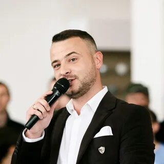 Ведущий находится