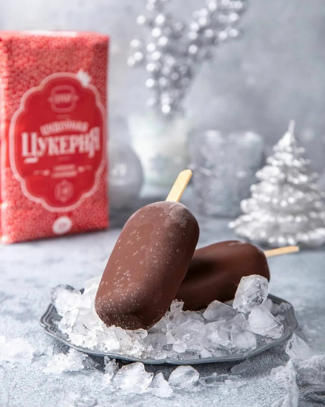 мороженое зимой на улице. мороженое зимой. мороженое зимой на улице. снежное мороженое. девочка ест снег.