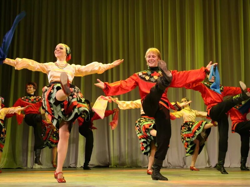 пляшут барыню. народный танец барыня. народный танец барыня. барыня танец фото. русский народный танец барыня.