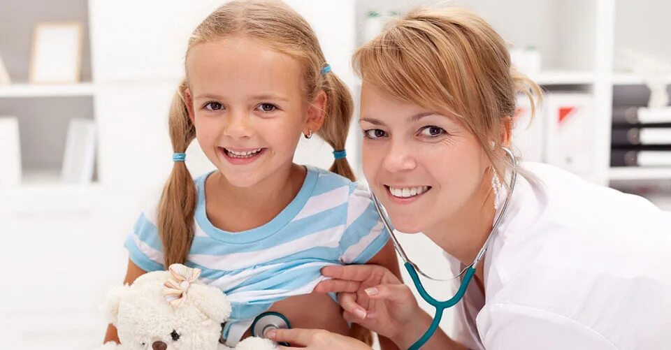 Врач и ребенок. Врач и ребенок. Девушка на приеме у врача. Подросток у врача. Врач осматривает ребенка.