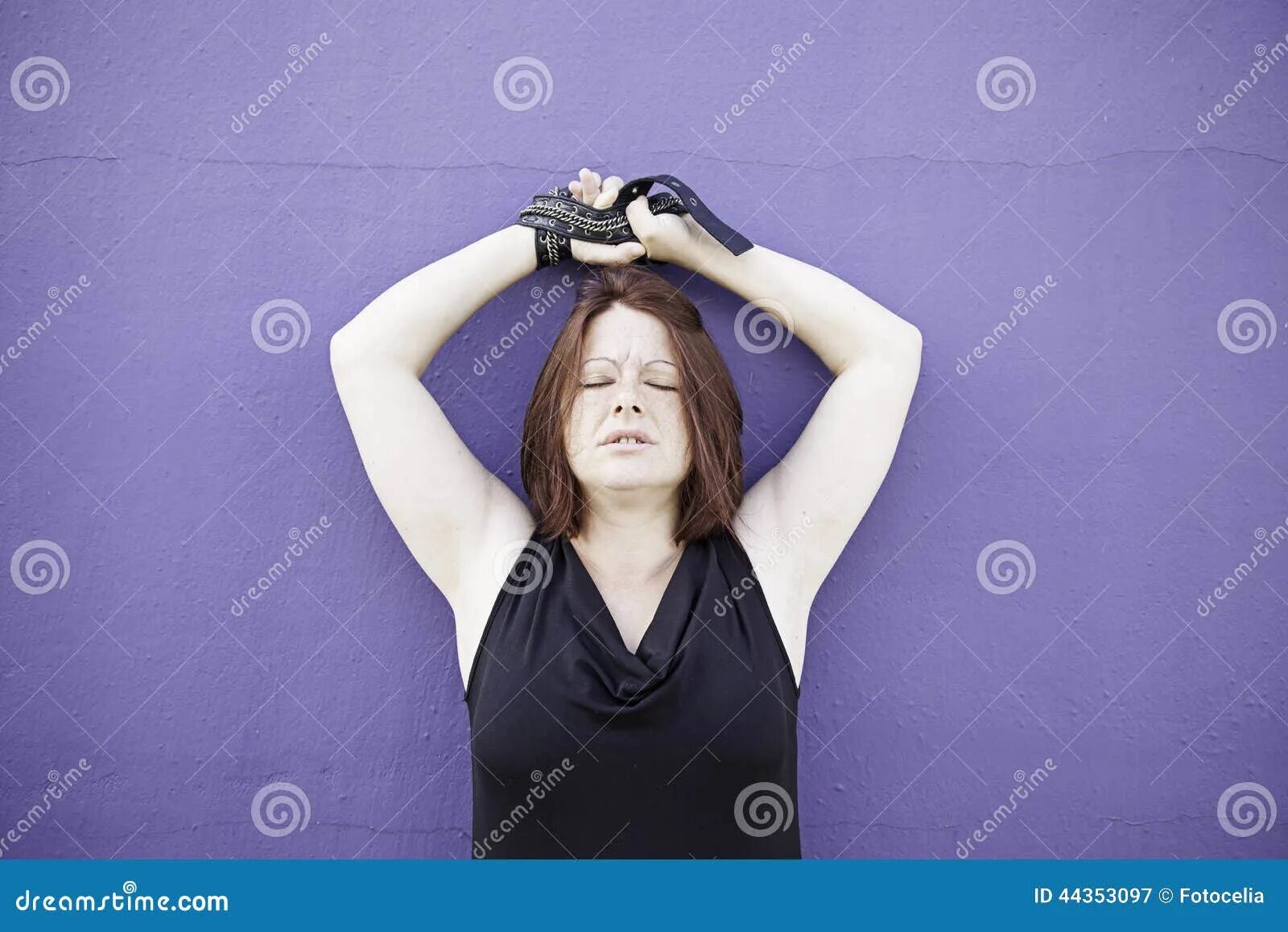 Прикованная к стулу девушка. Связанные головы девушки. Связанные женщины. Связанные головы девушки. Девушка со связанными над головой руками.