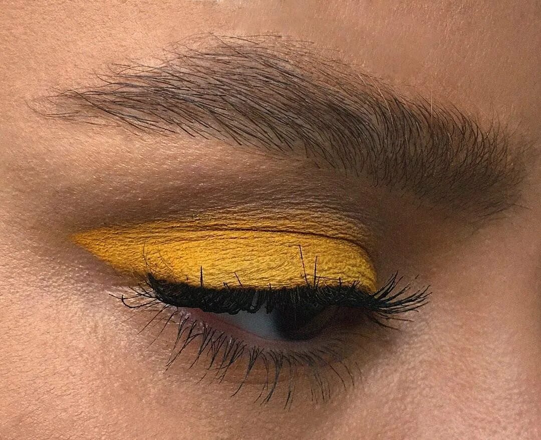 Желтый глаз 14. Макияж с желтыми тенями. Макияж с желтыми тенями для карих глаз. Макияж в желтом цвете. Макияж глаз с желтыми тенями.