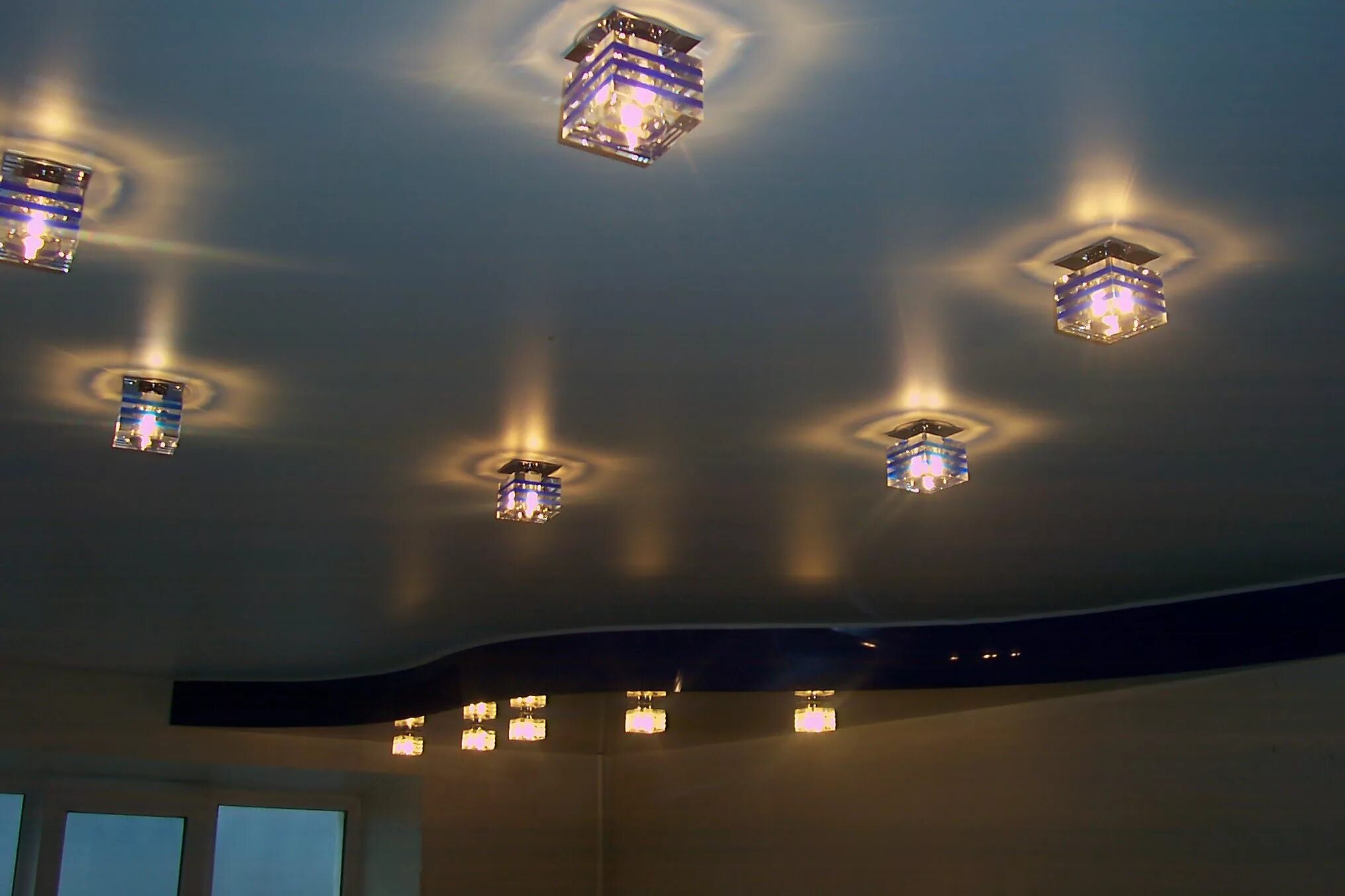 Натяжные потолки в домодедово цены. Точечные светильники для потолков. Двухуровневый потолок с точечными светильниками. Точечные светильники в зале. Потолок в зале с точечными светильниками.