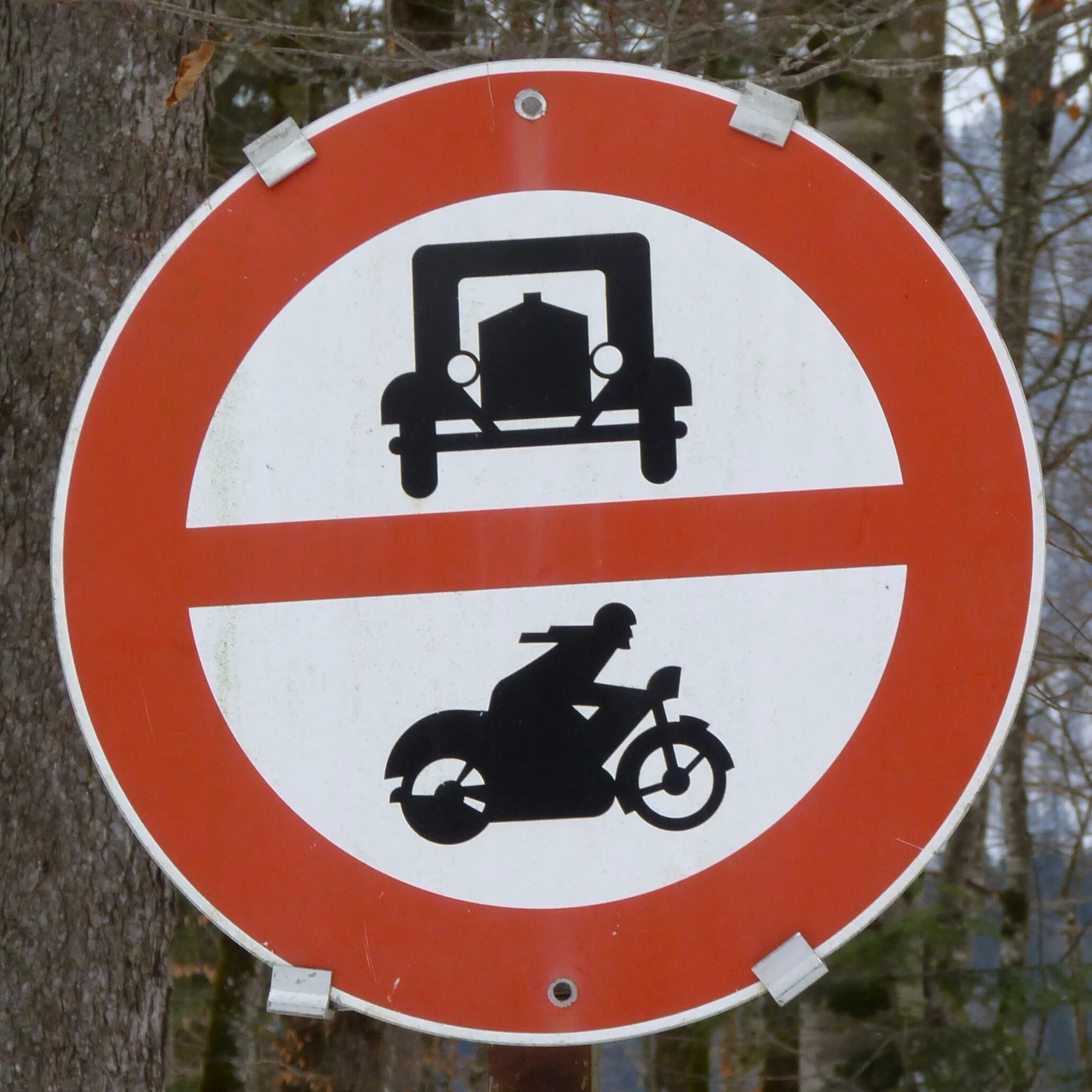 Дорожный знак мотоцикл. Старинные дорожные знаки. Старый дорожный знак. Советские дорожные знаки. Знак машина и мотоцикл перечеркнутый