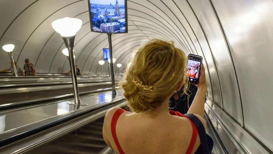 Связь метрополитен. Связь в метро. Мобильная сеть в метро СПБ. Антенны связи в метро. Девушка из рекламы МТС В метро СПБ.