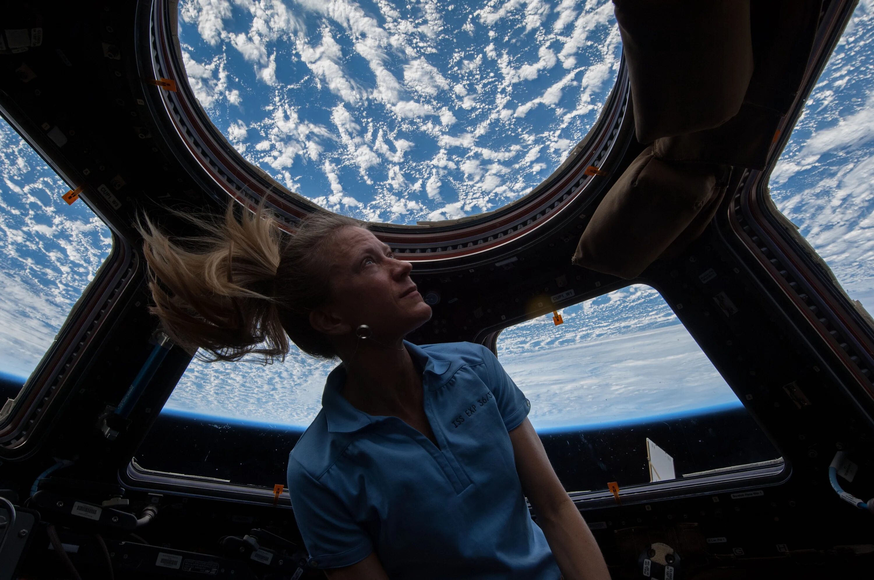Поле человека в космос. Космонавт МКС иллюминатор. Иллюминатор космического корабля. Девушка на космическом корабле.