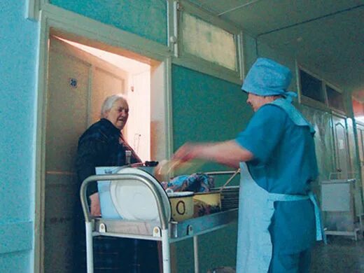 В больнице работает буфет. Раздача пищи в больнице. раздача пищи в стационаре. раздача питания в стационаре. раздатчица в больнице.