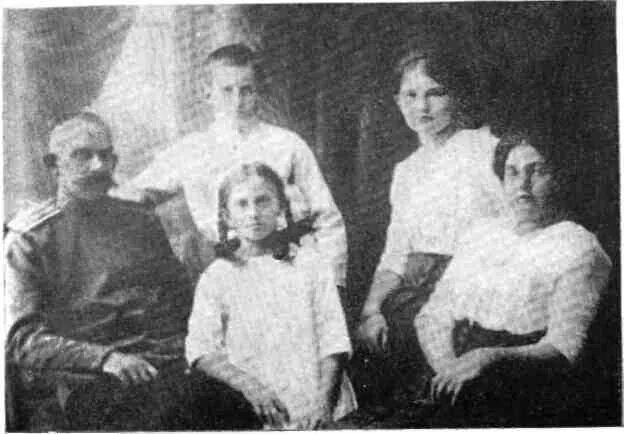 Художника ивана билибина. Билибин портрет. Семья билибина ивана яковлевича. Портрет билибина портрет художника. Семья билибина.