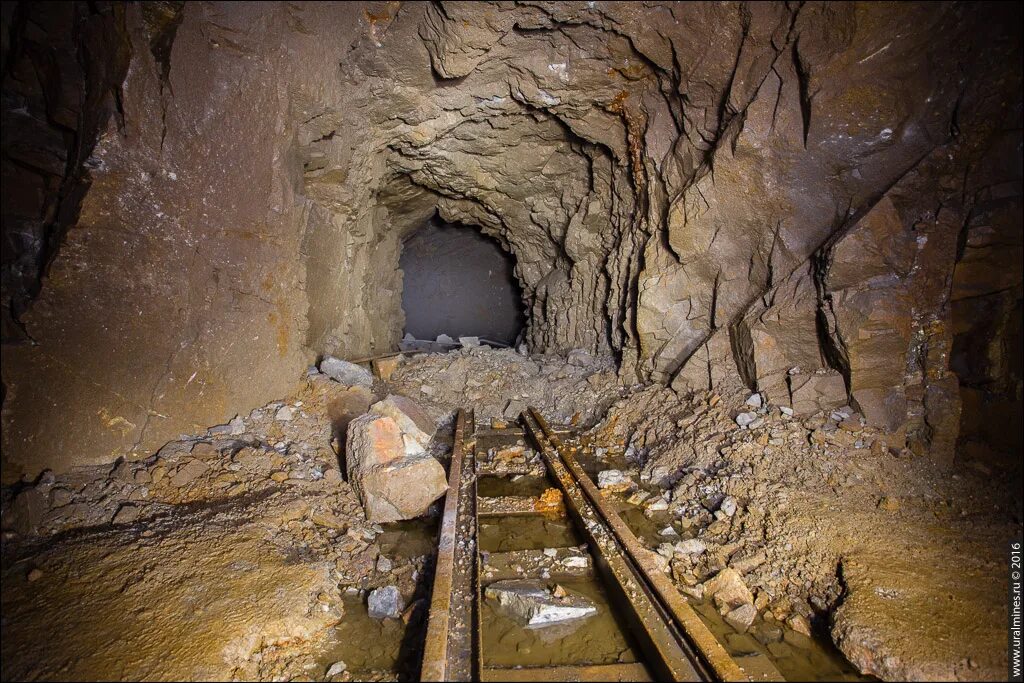 Заброшенные шахты меднорудные шахты. Березовский золотой рудник. Заброшенные шахты. Заброшенные шахты юзос. Шахтовый штрек.