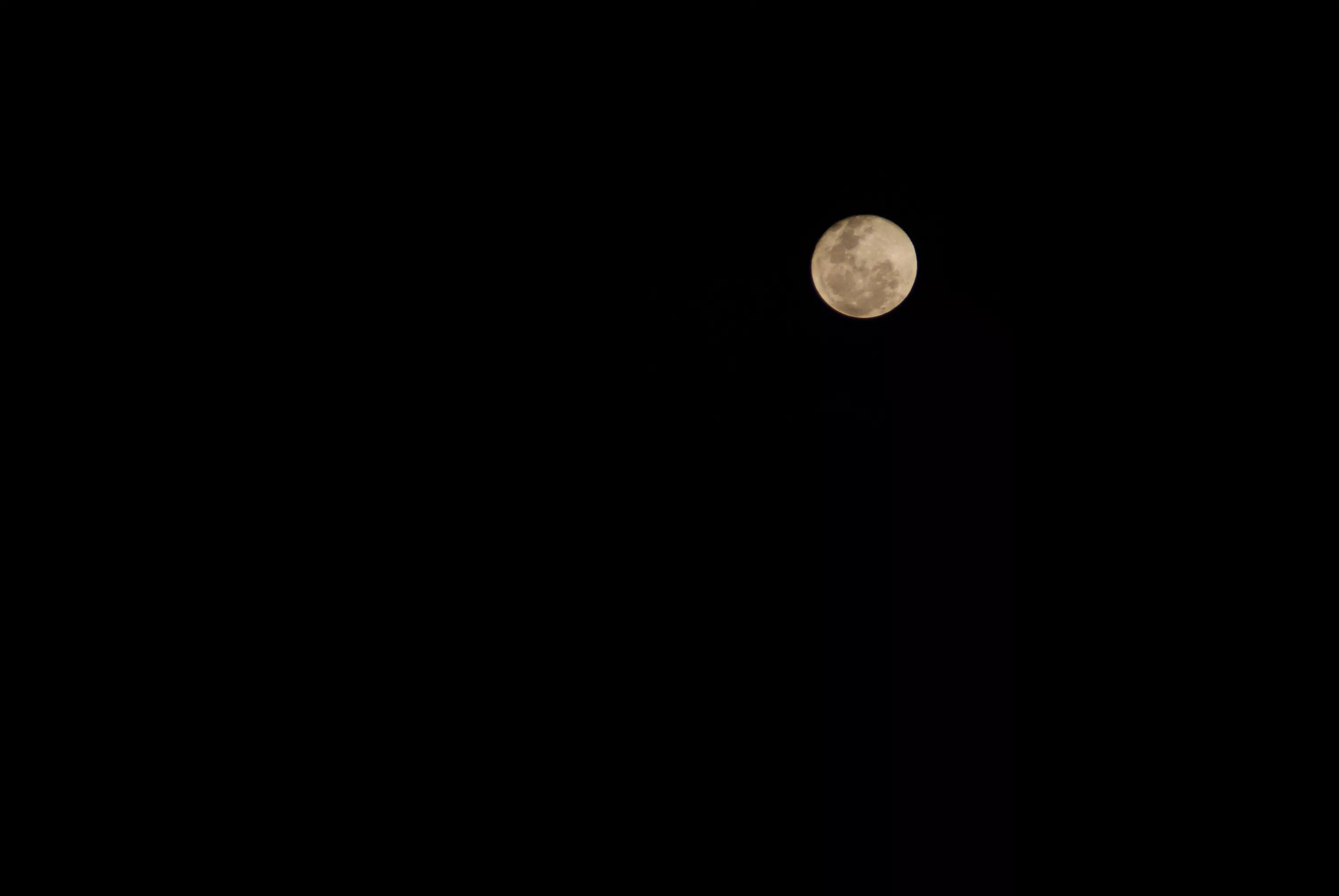 Луна на черном фоне. Луна на темном фоне. Фото Луны на черном фоне. Темнота и Луна.