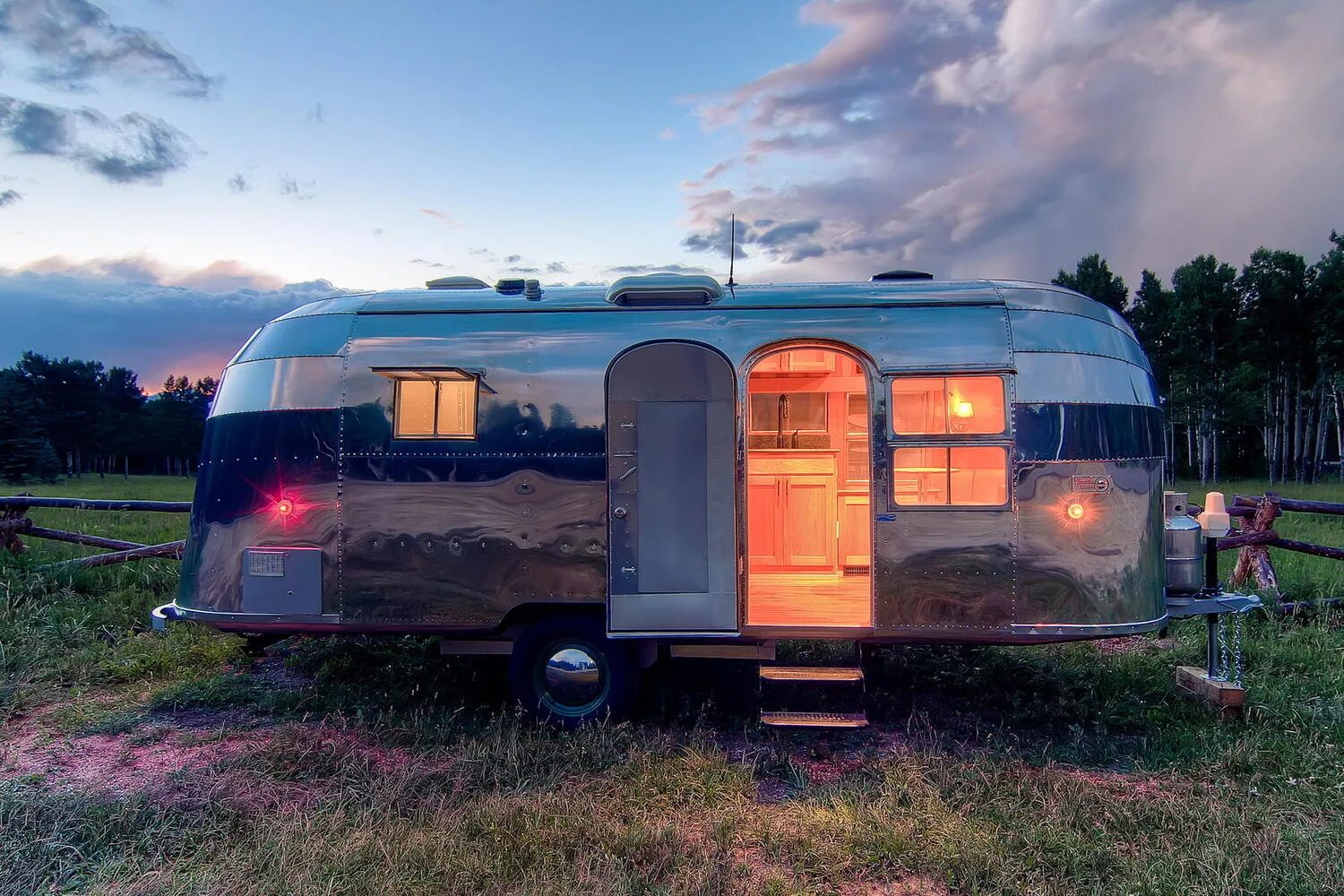 Трейлер где живут. Автодом Airstream. Автодом Airstream 2020. Caravan автодом. Американский кемпер Airstream.