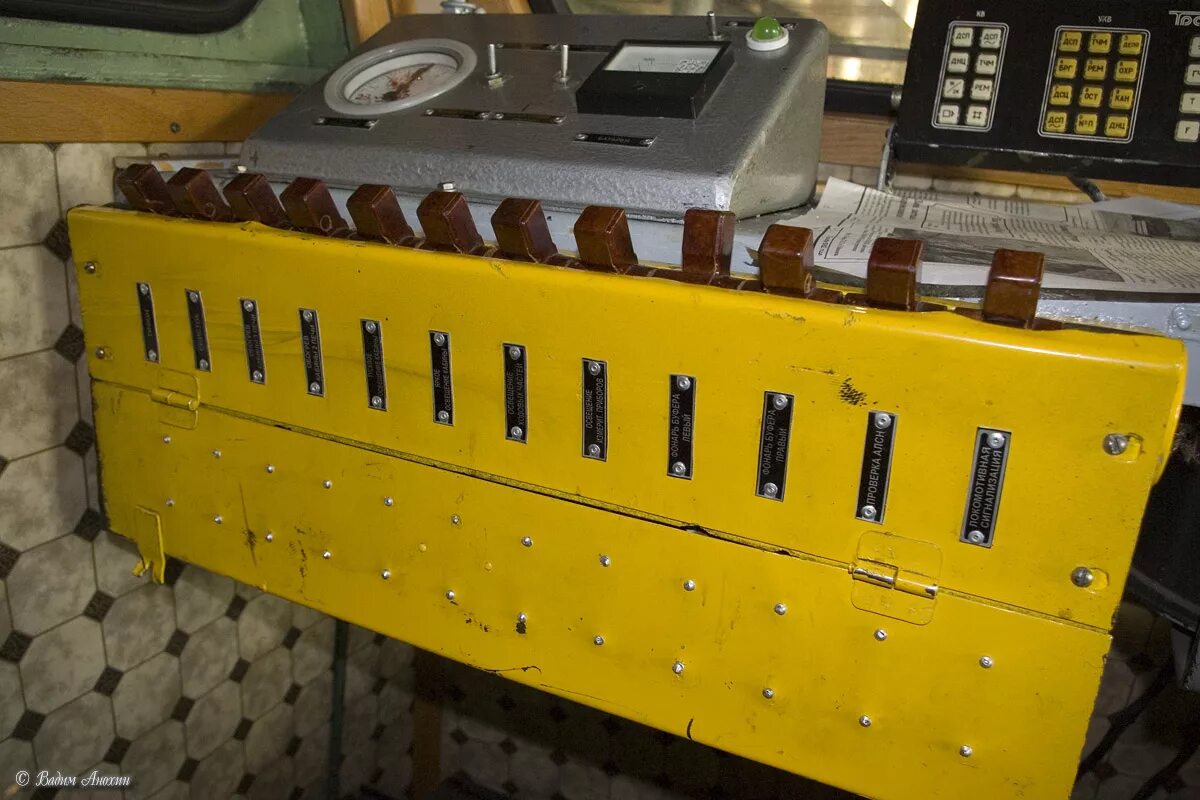 Машинист года цппк. Вл80с кабина. Машинистов 80. Дефектоскоп вагон изнутри. Вагон дефектоскоп внутри.