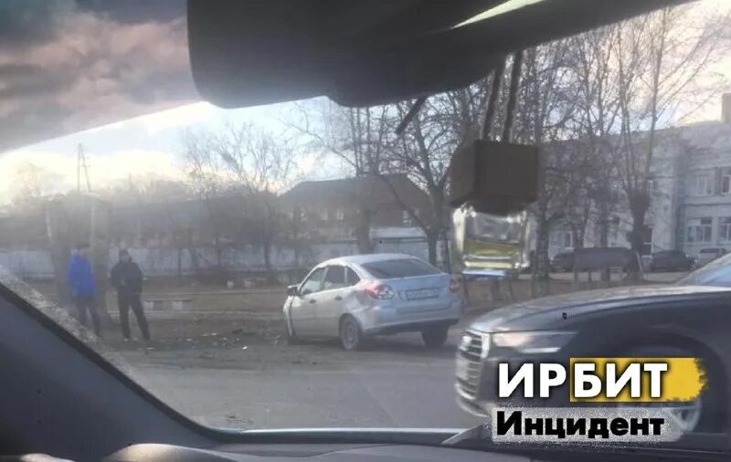 Машина залетела под теплотрассу. 22. Пожар в ирбите вчера. Перекресток энгельса и бажова. Подслушано ирбит инцидент.