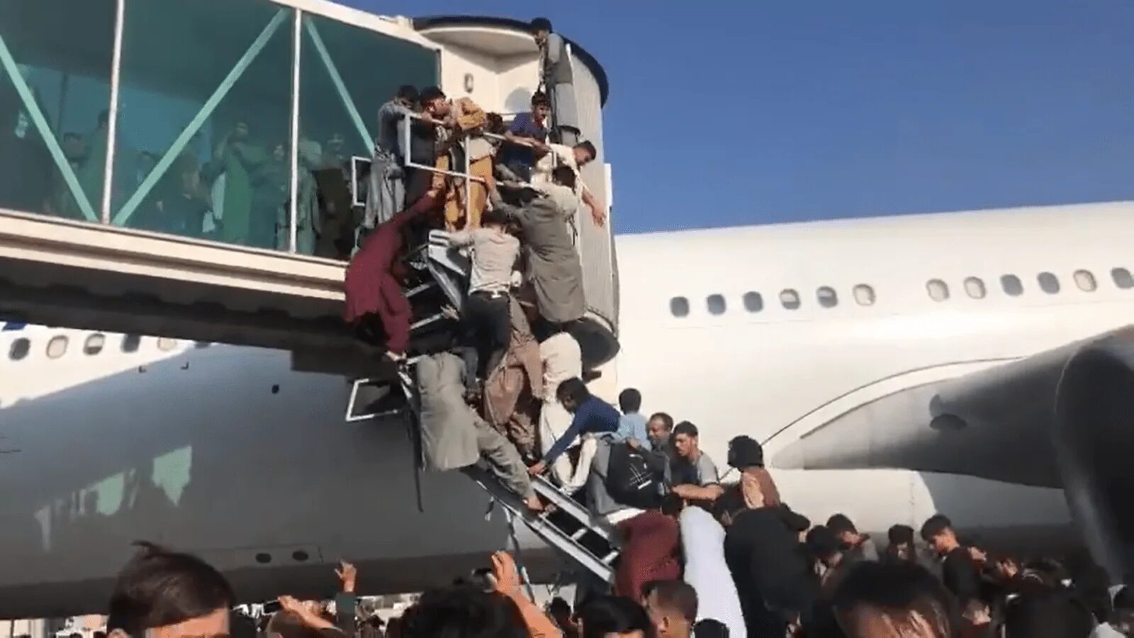 Самолет который упал в афганистане. Самолет сша в афганистане. Кабул афганистан самолет шасси. Афганистан самолет люди. Ил 76 в кабуле в горах.