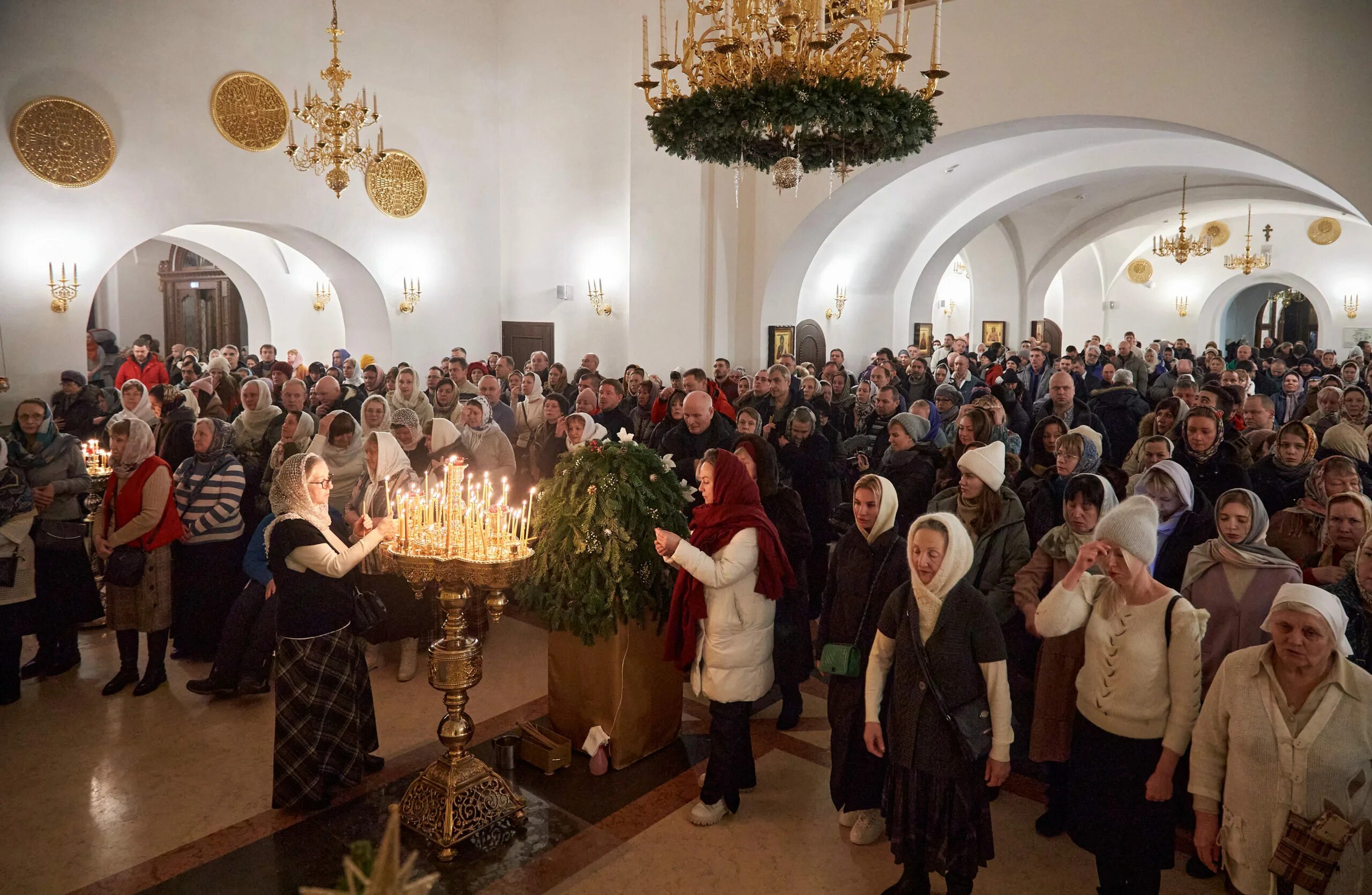 прихожане церкви рождества христова села беседы. собор рождества христова прихожани. рождественское богослужение в храме 2024. рождество в храме. рождество в елоховском соборе.