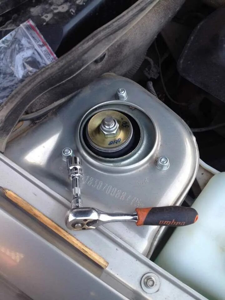 Шайба под опорный подшипник 2170. Лада гранта фл опорник передней стойки. Приора опорники передние. Крепление опоры калина 1. Усилитель опорных стоек гранта.