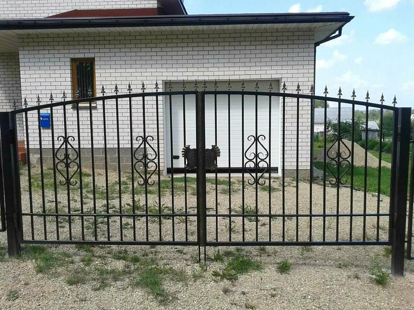 Распашные сварные ворота 5000*2500 цена. Driveway gate single swing. Custom fences with gates. Распашные решеточные ворота. Ворота сварные распашные.