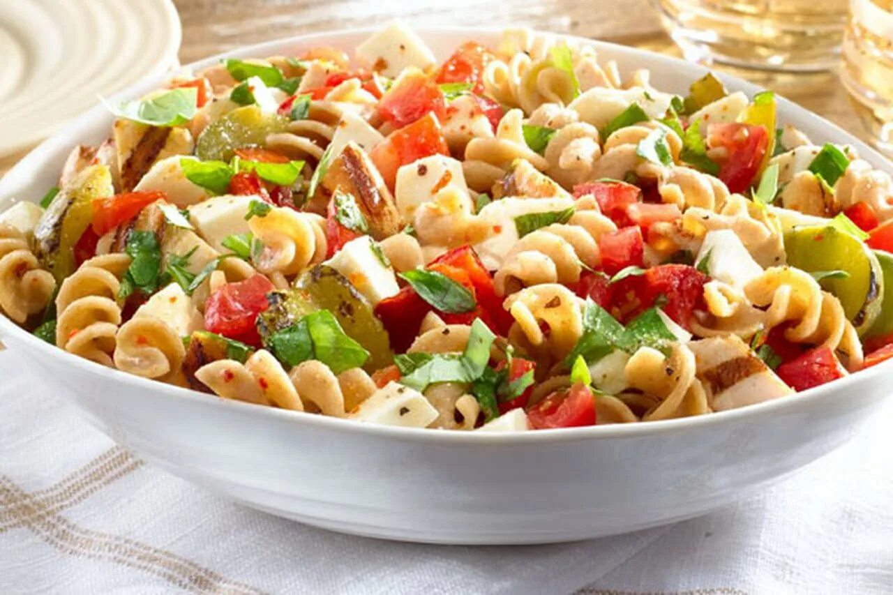 Макароны с куриным филе. Макароны с курицей и овощами. паста с курицей и овощами. спагетти с курицей и овощами. спагетти с куриным филе и овощами.