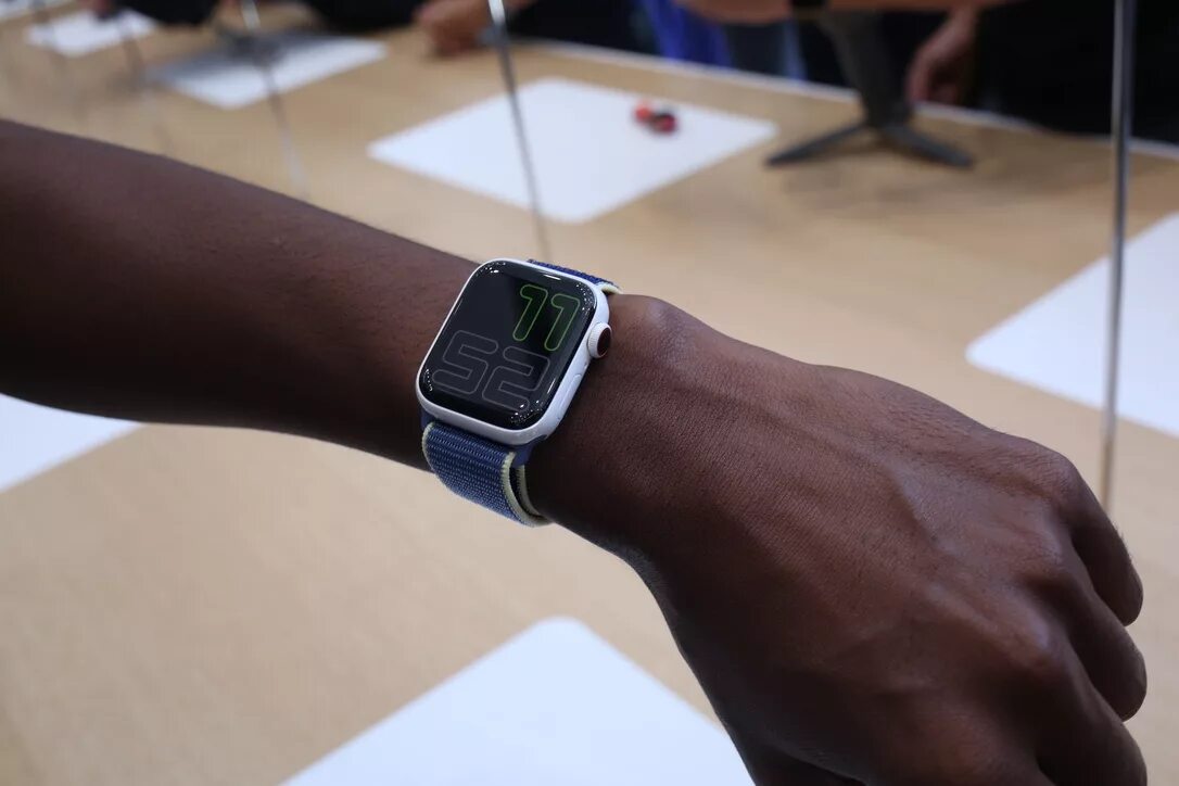 Apple watch 45 на руке. Apple watch ultra 49mm. Часы аппле вотч 7. Смарт часы эпл вотч 7. Apple watch series 8 45mm.