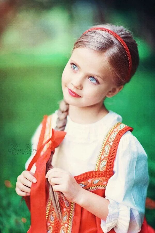 Маленькие русские красавицы. Прическа в русском стиле. Прически в народном стиле. Славянская девочка. Фольклорный стиль прически.