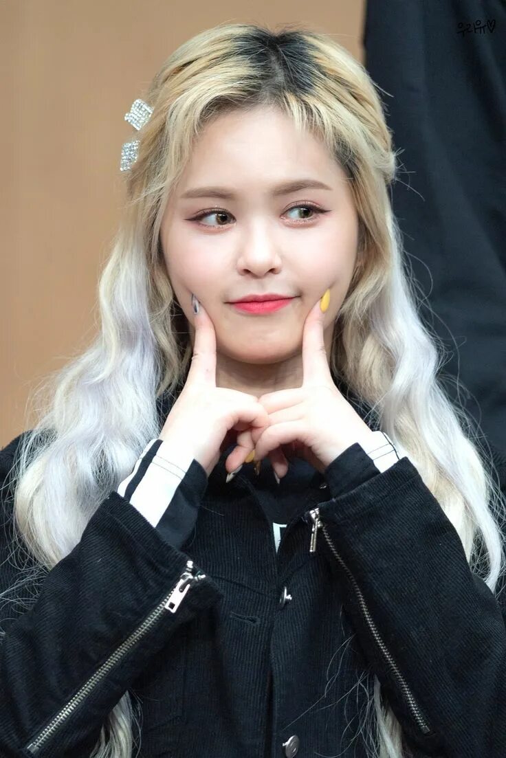 Everglow. Everglow shihyun. Jiwon everglow. Everglow участницы онда. Everglow ию.