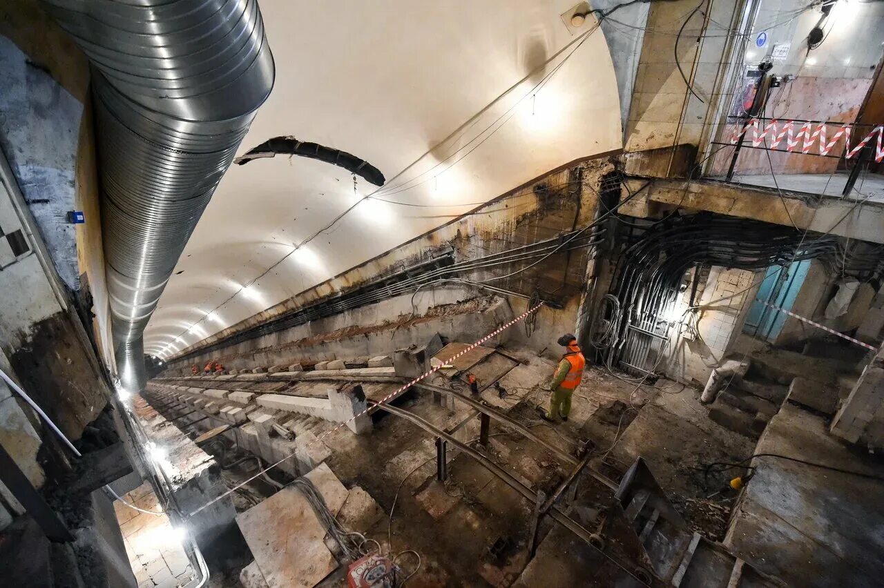 Почему закрыли метро. Станция метро смоленская. станция метро смоленская арбатско-покровской линии. смоленская эскалатор арбатско покровская. смоленская (станция метро, арбатско-покровская линия).