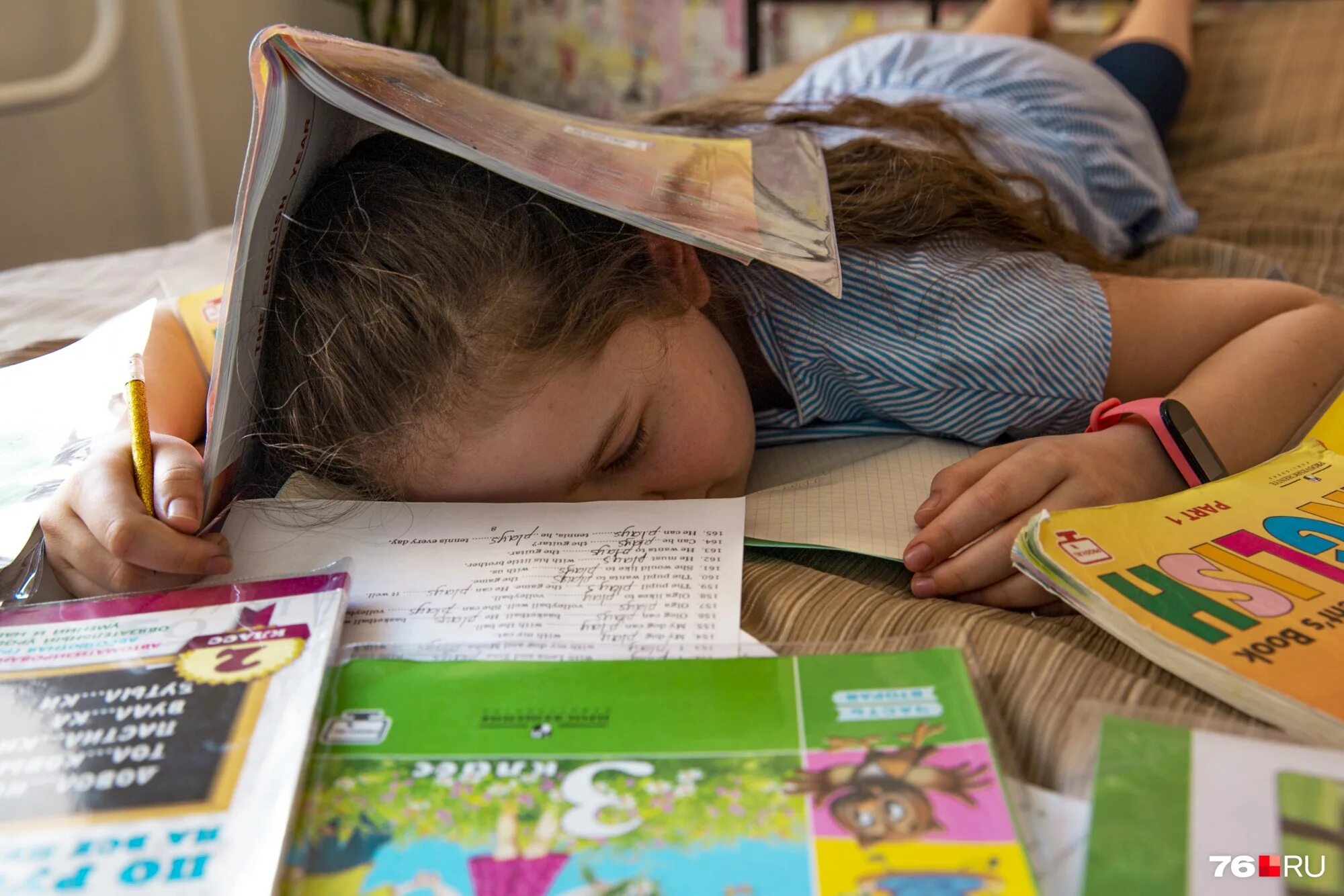 Джуно темпл st trinian's. Креативный класс людей. Дети на уроке. Школы африки 19 века. Идеи для школьной фотосессии.