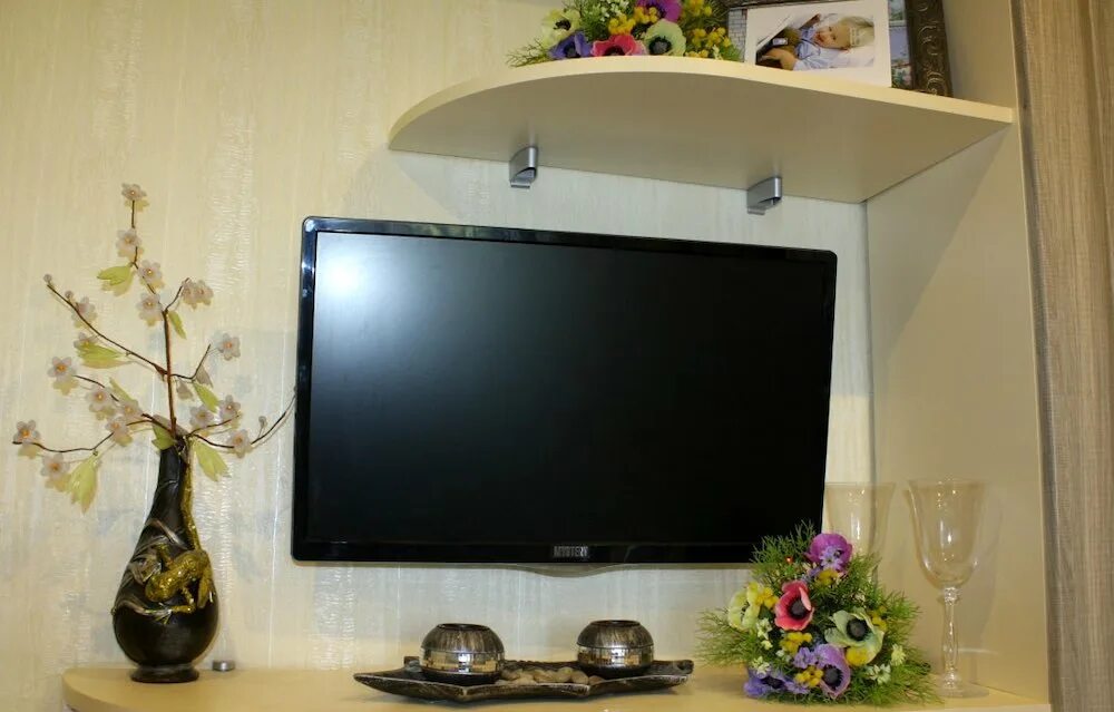 Маленький телевизор на кухню. Телевизор 32 дюйма на кухне. Кухня с телевизором на стене. Полка под телевизор на кухню. Телевизор для кухни 20