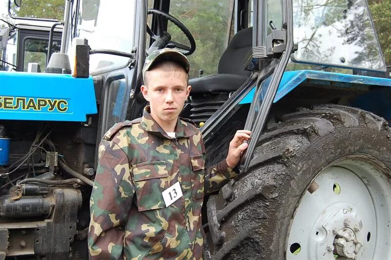 тракторист в тракторе. курсы трактористов в санкт петербурге. учебный трактор. машинист трактора. трактор террион 3180.