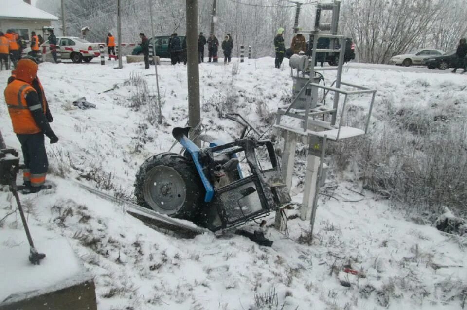 Остановка тракторная. Тракторный переезд под дорогой. Трактор на путях под Могилевом.