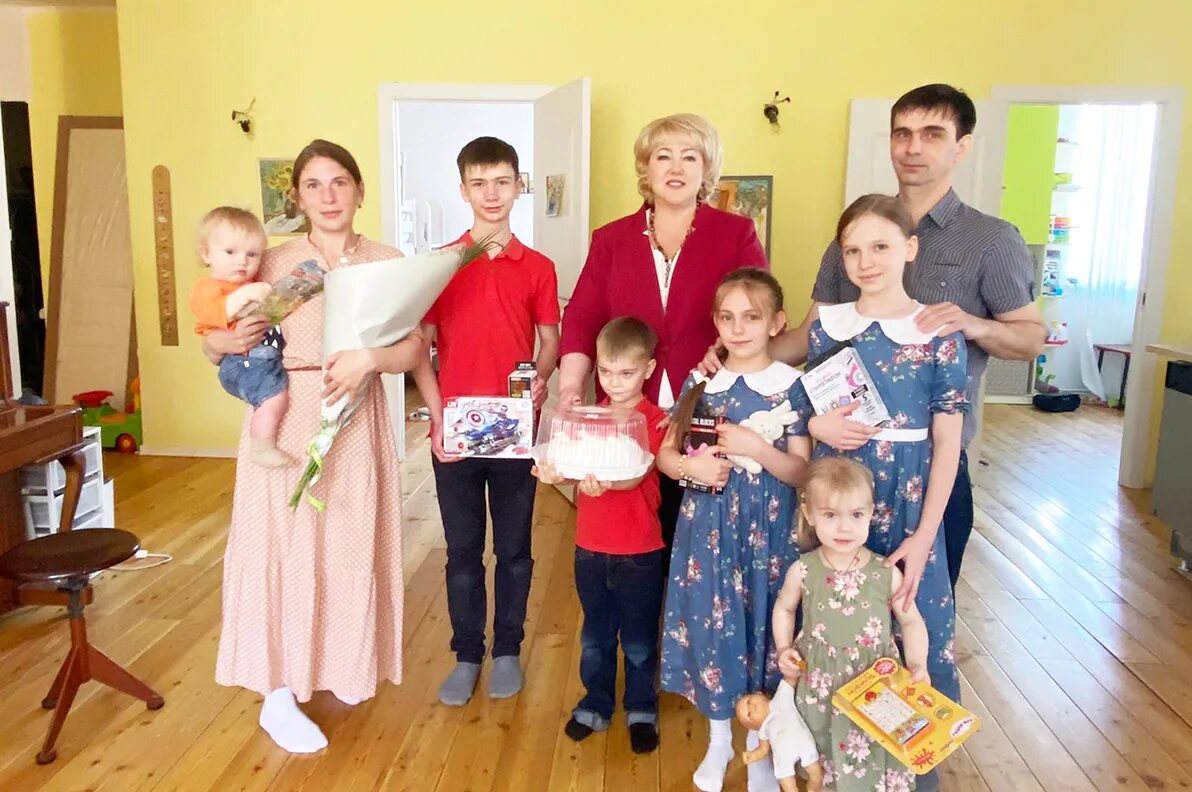 Большая семья в краснодаре из 13 чел. Саратовские семьи с детьми. Лучшие семьи саратова. Многодетная семья. Саратовские семьи с детьми.