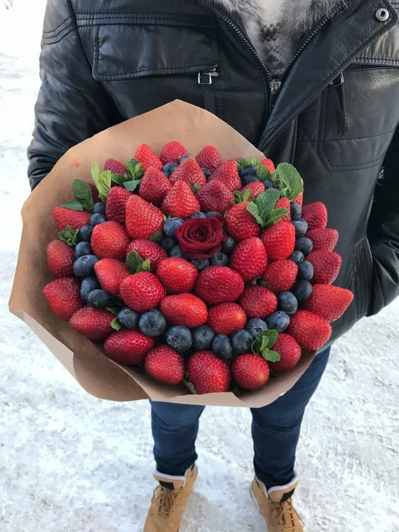 Букет из фруктов. Коробка с фруктами. Корзинка с ягодами. Коробка с ягодами и цветами. Ягодный подарок.