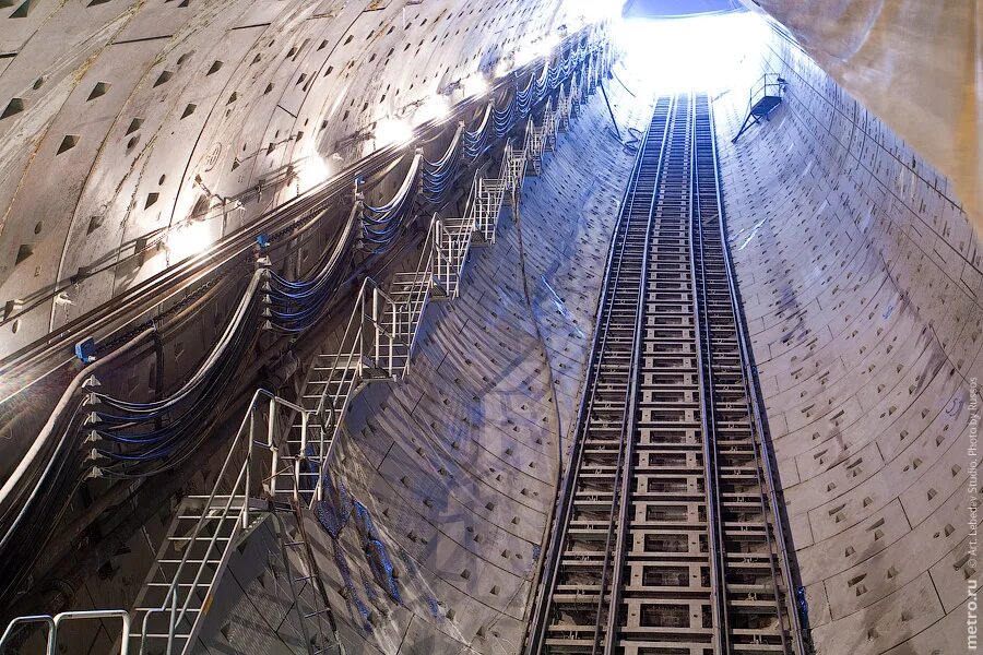 Построить метро самому. Наклонный туннель метро Путиловская. Стройка метро. Метро под землей. Тоннель метро глубокого заложения.