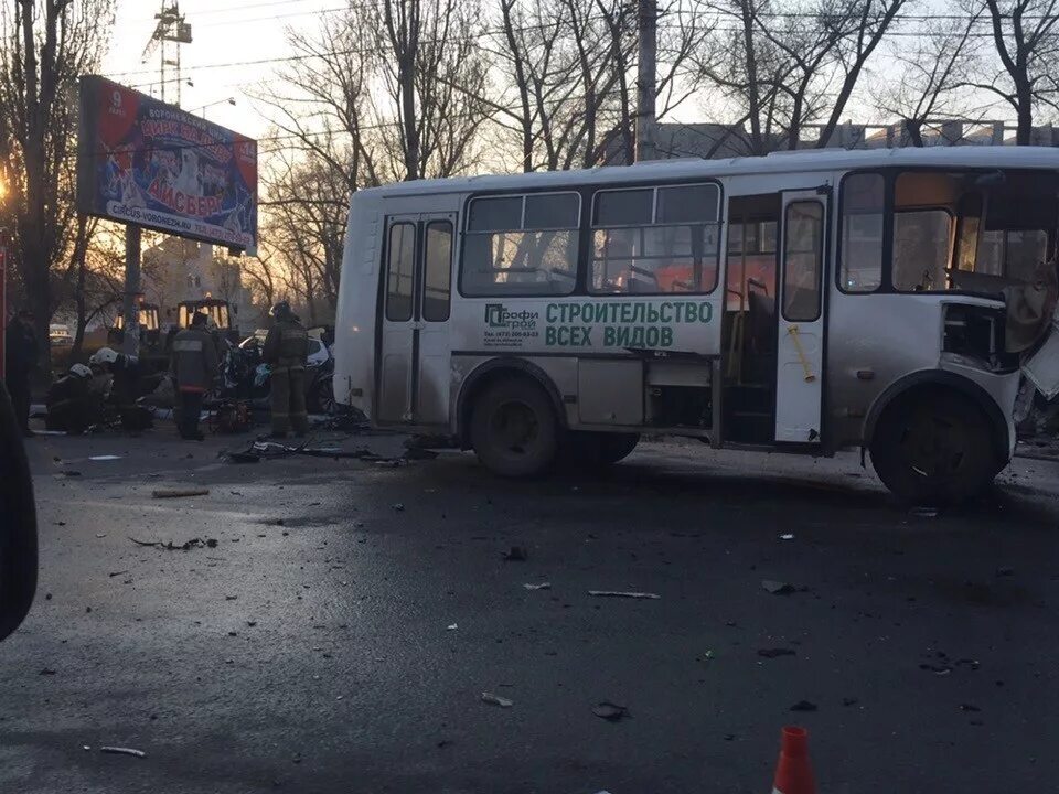 Авария в Воронеже пазик и Оптима. Авария на Ленинском проспекте Воронеж. ДТП С автобусом и ПАЗИКОМ В Воронеже. Пазик аварии