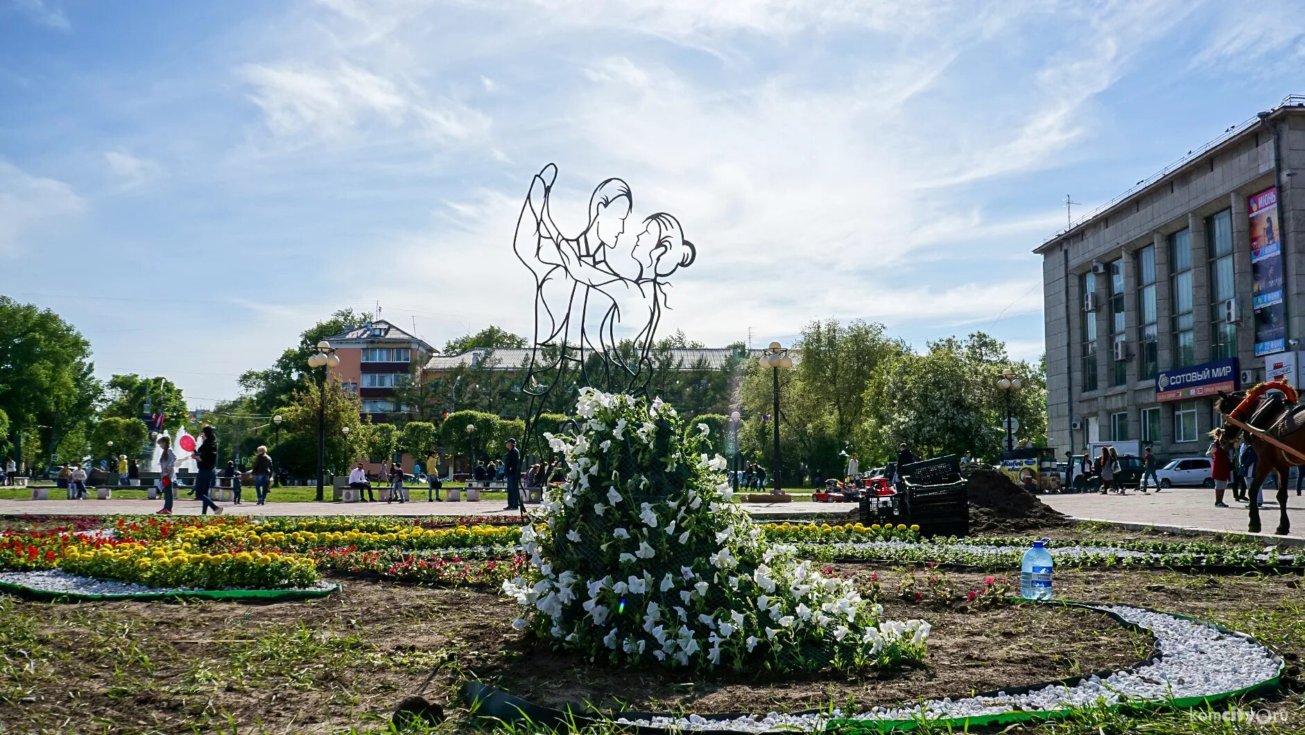 Композиция цветов в коробке бирюзового цвета. Город юности комсомольск. Площадь злк комсомольск на амуре. Заказать букет цветов в комсомольске на сиуре. Магазин комнатных растений.