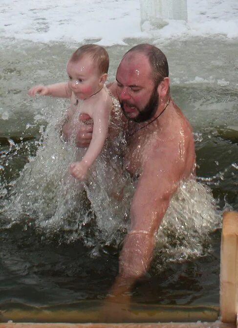 Окунание в прорубь на крещение 2023. Купание в проруби. Малыш купается. Подставка для ног для купания в проруби. Купание в проруби 2021.